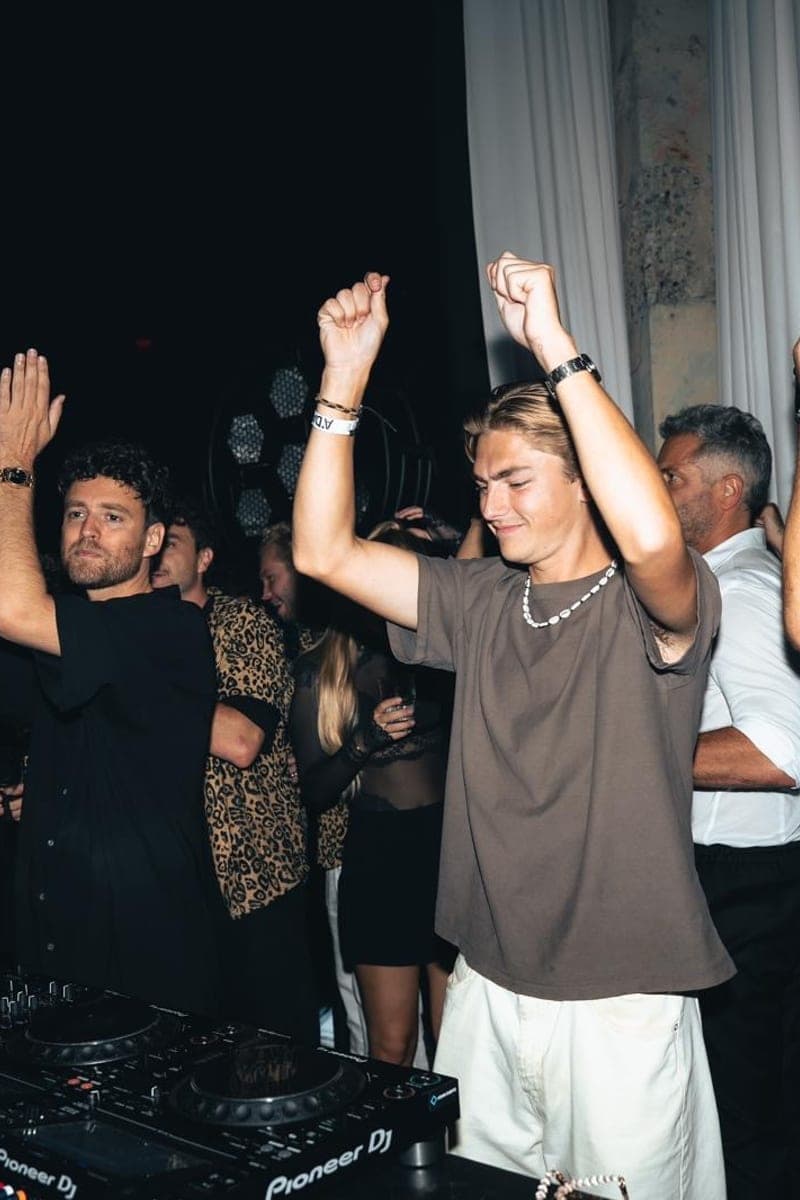 DJ