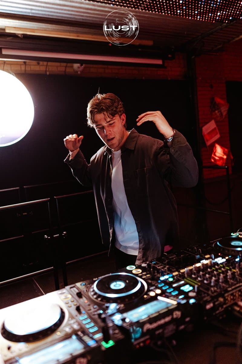 DJ