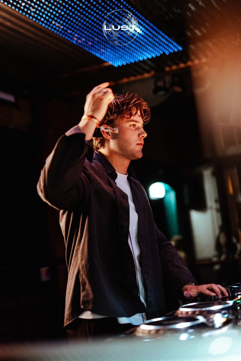 DJ